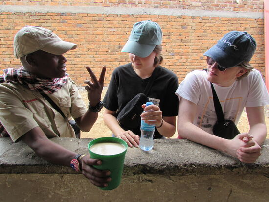 Christopfer und Jaron waren schnell auf das Thema Bier gekommen und so kam Christopfer nicht umhin uns einheimisches, selbstgebrautes Bier zu zeigen.