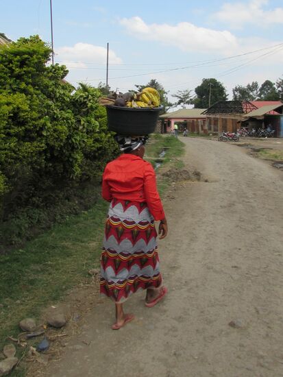 Es fasziniert mich immer wieder, was die Frauen so auf ihren Köpfen transportieren.