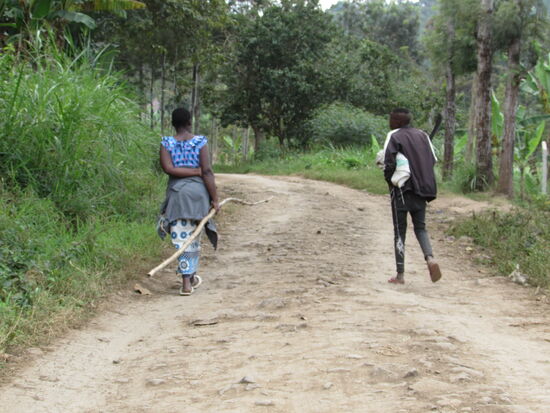 Die Beiden sind auf dem Weg zu ihrer Plantage um Bananen zu ernten.