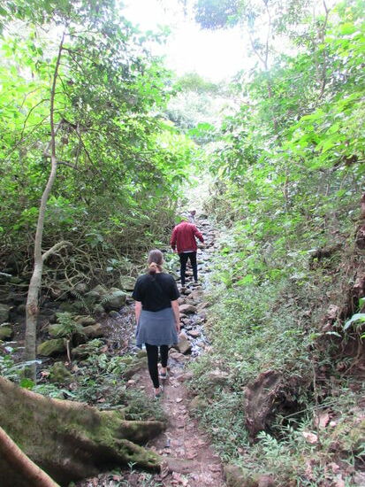 Mitten im Naturschutzgebiet muss dann auch mal ein kleiner Flusslauf überquert werden  