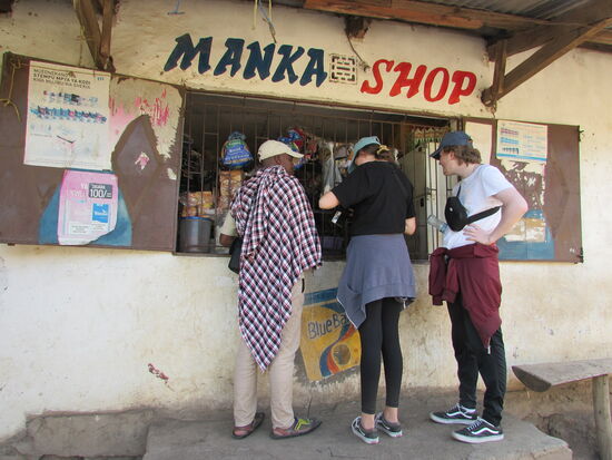 Nach drei Stunden Fußmarsch machen wir uns auf den Rückweg und die Wasservorräte müssen aufgefüllt werden.