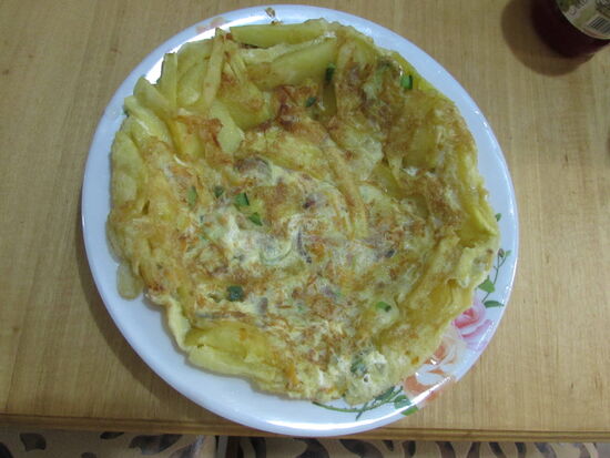 Zurück im Hostel gibt es ein typisches tansanisches Gericht "Chips Mayai"