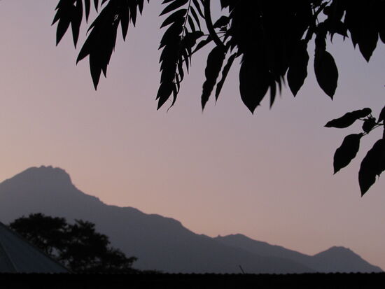 Bevor es gegen 19 Uhr stock dunkel ist, zeigt sich der Mount Meru eingehüllt in rosarot 