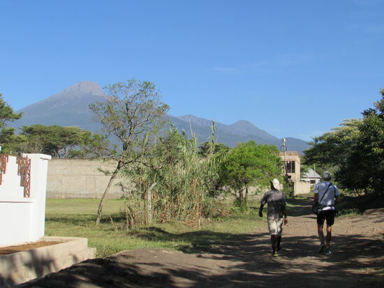 Wir starten mit Blick auf den über 4500m hohen Mount Meru.