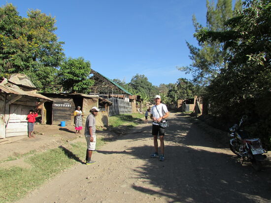Zunächst durchqueren wir auf staubigen Straßen kleine Dörfer.