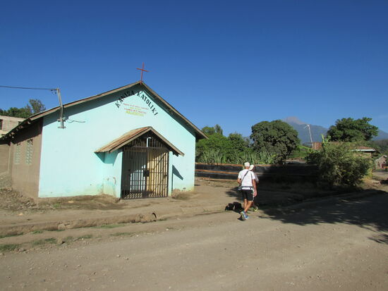 Rundum Arusha ist der katholische Glaube weit verbreitet. Wir sehen in jedem noch kleinen Dorf eine Kirche.
