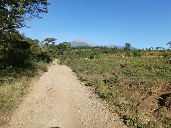 Es geht über weite Strecke über staubige, holprige Wege, die höchste Aufmerksamkeit erfordern.