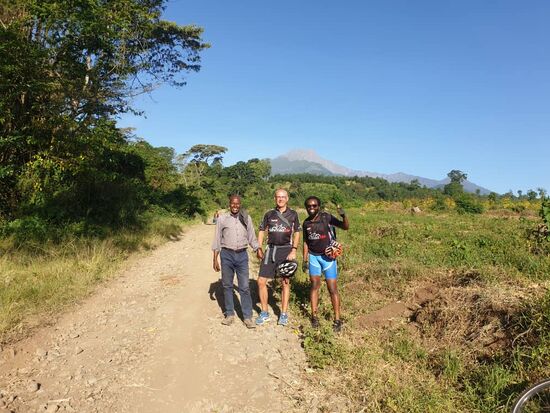 Unterwegs treffen sie auf ein paar Porter, die in Richtung Berg wandern.