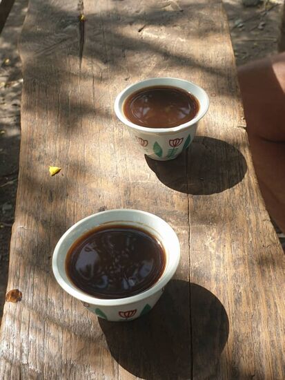 Kurz bevor sie wieder immer Hostel eintreffen,  genießen sie noch einen Kaffee.