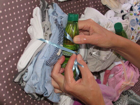 Zu jedem Päckchen soll ein Kokosnuss Öl hinzukommen, das haben wir hier vor Ort besorgt.