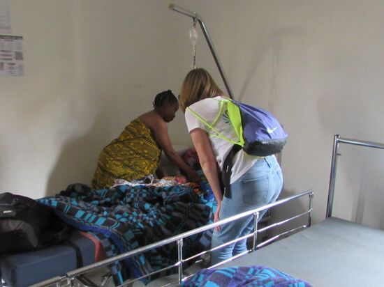 Wir verteilen die Päckchen an Mütter die ihre Kinder gerade erst zur Welt gebracht haben.