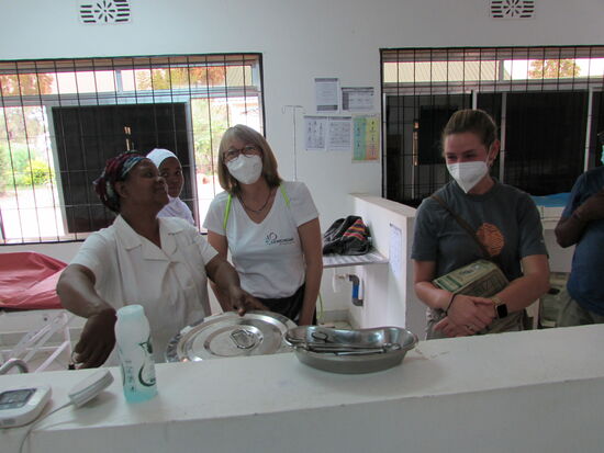 Die Ärztin zeigt uns, was alles so fehlt und die Aufzählung will nicht enden.