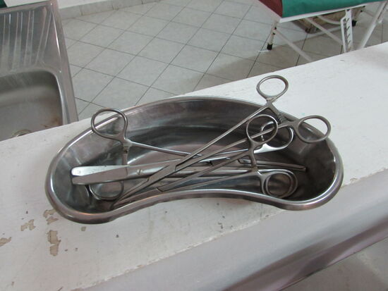 So ein Geburtsbesteck ist nur dreimal vorhanden. Sie haben aber sieben Entbindungsbetten. An manchen Tagen entbinden 15 Frauen.