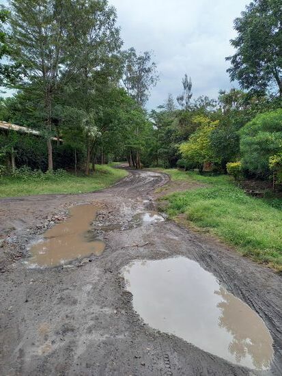 Letzte Nacht hat es geregnet und so werden aus den Schlaglochpisten Schlammpisten.