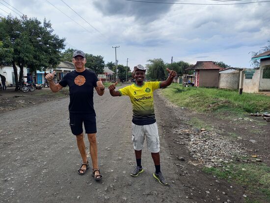 Dann läuft uns Christopher über den Weg.  Er begrüßt uns freudig und begleitet uns ein Stück des Weges.