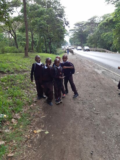 Auch auf dem Rückweg treffen wir wieder auf Schüler. 
Sie probieren sofort Ihre Englischkenntnisse aus - how are you? Es sind genau diese Begegnungen, die ich in diesem Land so liebe.