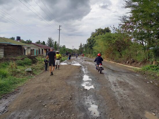 Wenig später treffen wir einige Schüler. Sie begrüßen uns gut gelaunt und wünschen sich ein Foto.