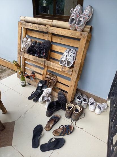 Die Schuhe bleiben draußen und auf Wunsch kann man sie auch putzen lassen.