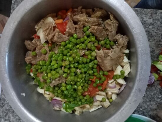 Die Zutaten kommen mit etwas Wasser in einen Topf.