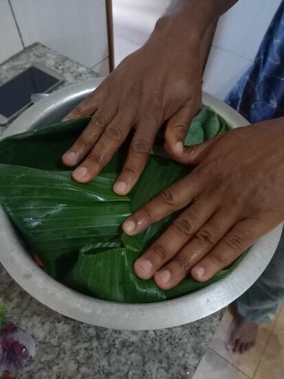 Dann wird alles mit einem Bananen Blatt abgedeckt.