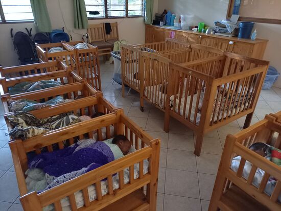 Zum Schichtwechsel schlafen Sie alle friedlich.