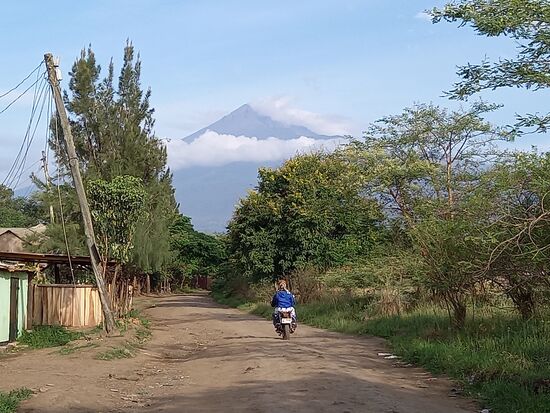 Auf dem Weg zurück zum Hostel wieder ein Blick auf den Mount Meru.  Er zeigt sich jeden Tag in einem anderen Kleid.