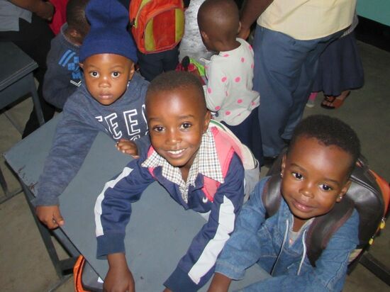 Kaum angekommen,  werden wir mit strahlenden, erwartungsvollen Augen angeschaut und begrüßt.