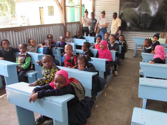 Die anderen Schüler werden in einem einfachen "Gebäude" nebenan unterrichtet.