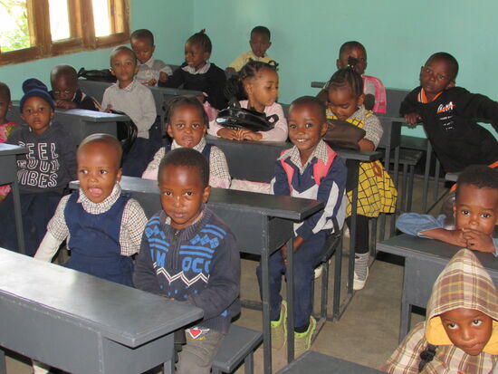 Frank erzählt uns seine Geschichte und zeigt uns die Räumlichkeiten. Eine Klasse ist im Haupthaus untergebracht. Hier werden die 3- 4 Jährigen unterrichtet.