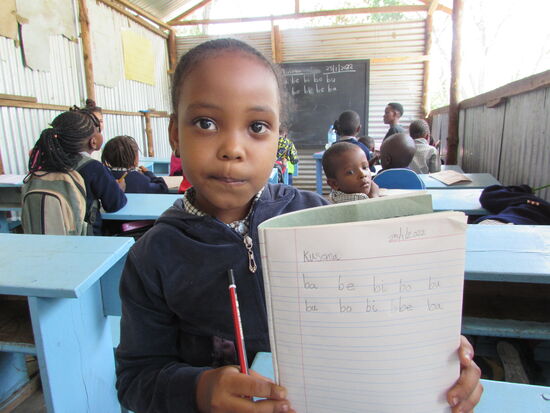 Die Kleine zeigt uns stolz ihre Mitschriften 