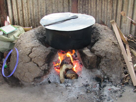 Draußen wird derweil das Essen bereitet.