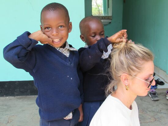 Ganz nebenbei peppen die Jungs mal die Frisur von Laura auf  