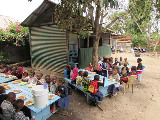 Gegessen wird im Schatten eines großen Baumes.