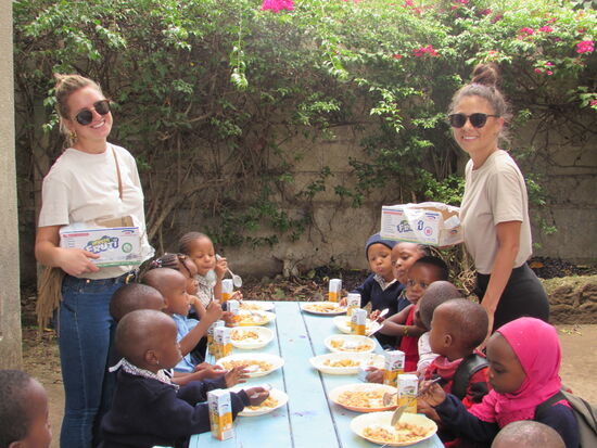 Als Laura und Vera den Saft verteilen, herrscht Freude unter den Kindern.