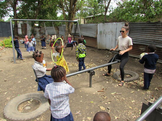 Von 14- 15Uhr ist freies Spielen angesagt und Laura und Vera sind sofort mittendrin.