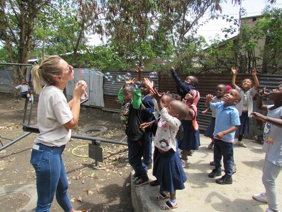 Unschlagbar sind die Seifenblasen - es geht ein Kreischen über den Hof. Die Kinder sind überglücklich! So kann man mit kleinen Dingen großes bewirken.