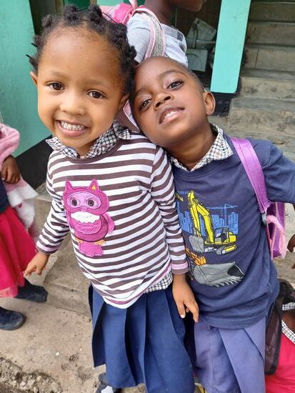 Die Kinder sind mega glücklich über die Shirts.