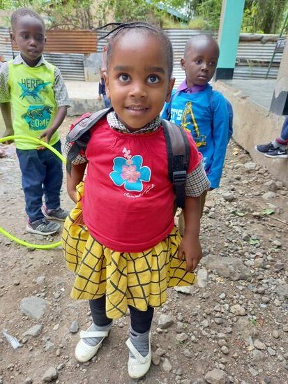 An ihrem Shirt schnuppern andere, um herauszufinden ob die Blume wohl duftet  