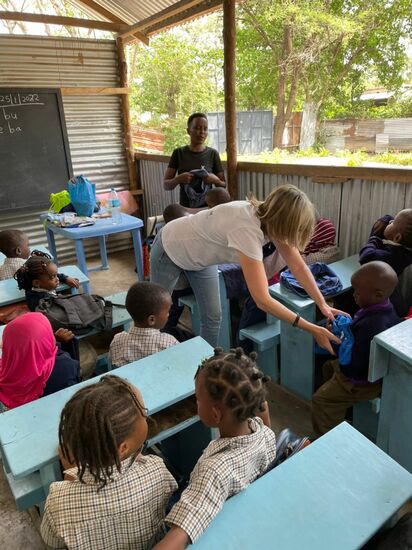 Ehe wir wieder gehen, verteile ich noch die Shirts an die Mädchen und Jungen.
