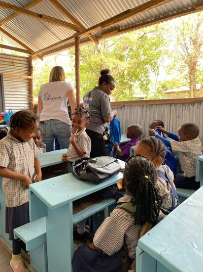 Wieder warten sie ganz geduldig und jedes Kind freut sich über das was es bekommt.