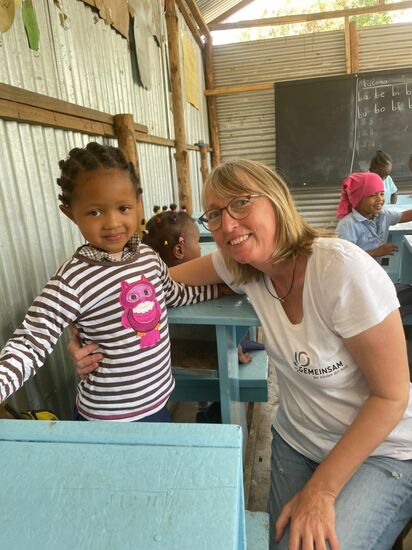 Ohne zögern werden die Shirts gleich angezogen.