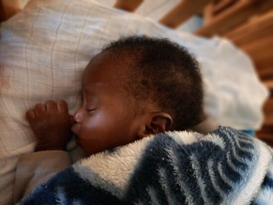 Auch Joshua ist noch so winzig. Er ist gesundheitlich nicht fit. Ich werde ihn Dienstag ins Krankenhaus begleiten.