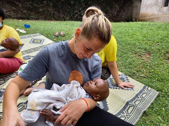 Unsere Volontärin Laura geht voll und ganz auf bei der Arbeit mit den Kindern,  sie verlängert ihren Aufenthalt  