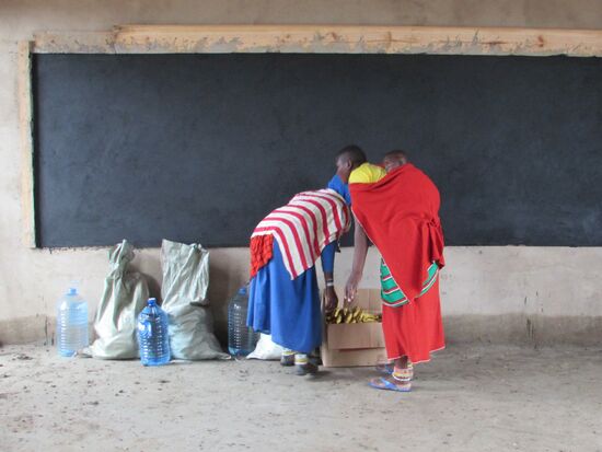 Während die Frauen all die Bananen und Wasser in einen der Klassenräume stellen, verschaffe ich mir einen Eindruck.