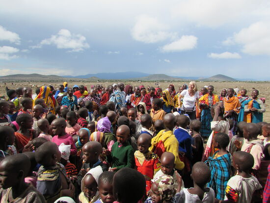 Ich kann gar nicht anders, als mich mitten unter die Massai zu mischen und mit ihnen zu singen und zu tanzen. Auf diese Weise fühle ich mich ihnen noch enger verbunden.