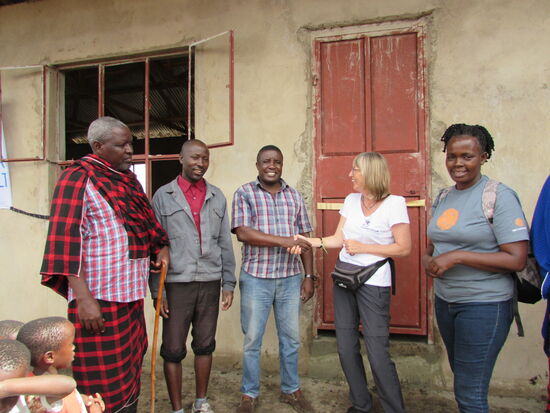 Ich sage dem Dorfältesten, dass wir unser Versprechen eingehalten haben und heute eine Schule an sein Dorf übergeben. Doch ich habe eine Bitte, er soll im Gegenzug gut auf die Schule aufpassen, Nancy unterstützen und dafür sorgen dass nicht nur die Jungen sondern auch die Mädchen regelmäßig zur Schule gehen. Er gibt mir darauf die Hand.