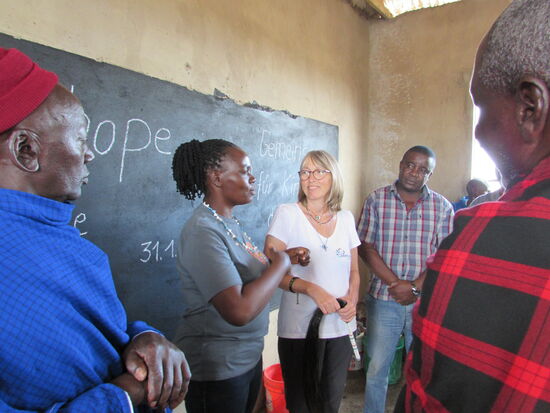 Die Dorfältesten bedanken sich immer wieder für unser Engagement und sagen Gott möge uns beschützen.