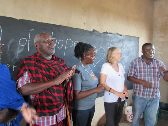 Nancy hat alles für uns übersetzt. Auch für Sie gab es viele Worte des Dankes für ihren unermüdlichen Einsatz für die Massai Kinder.