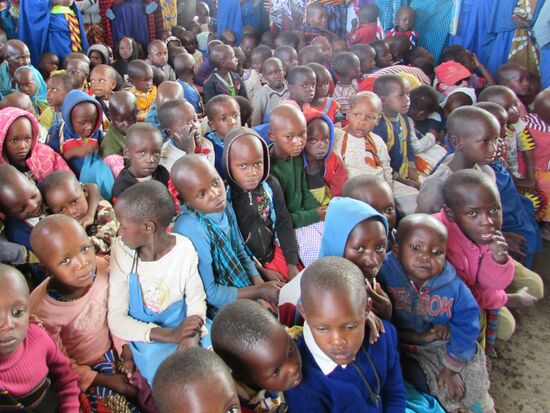 Die Schüler hörten die ganze Zeit zu und manch ein Kind schlief auch dabei ein  