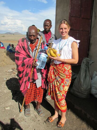 Die Dorfältesten bekommen außerdem 12l Wasser überreicht. Die Freude ist groß!